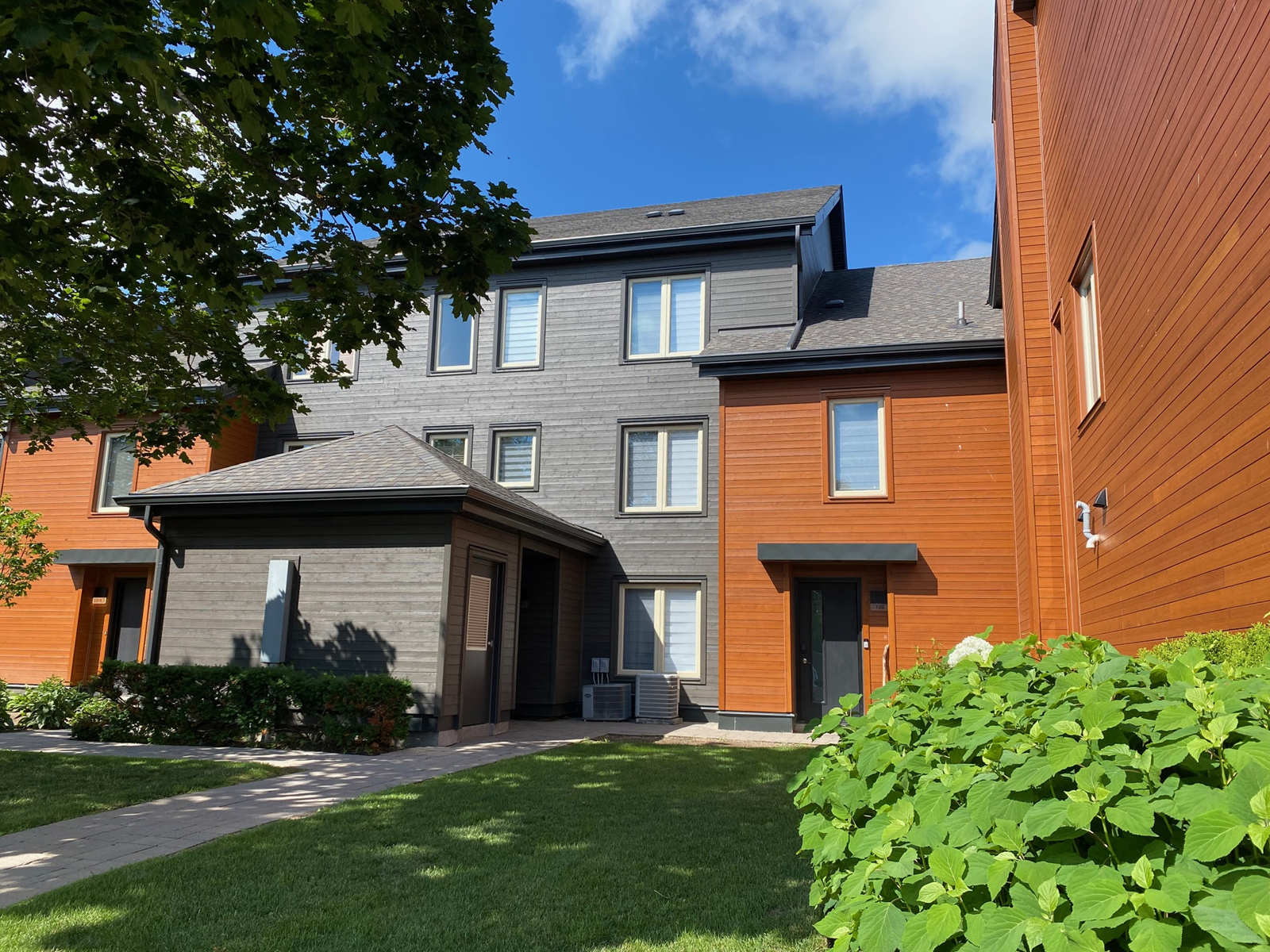 R18 -#220 -120 Fairway Court